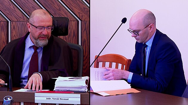 Předseda senátu Městského soudu v Praze Tomáš Novosad (vlevo) a právní zástupce...