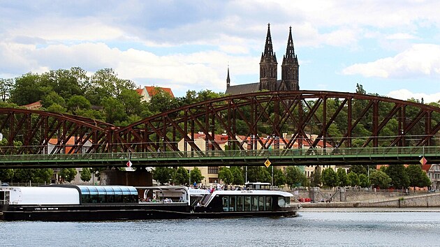 Restaurační a vyhlídková loď Grand Bohemia na vyhlídkové plavbě po Vltavě v Praze pod Vyšehradským železničním mostem, v pozadí Vyšehrad. (1. června 2022)