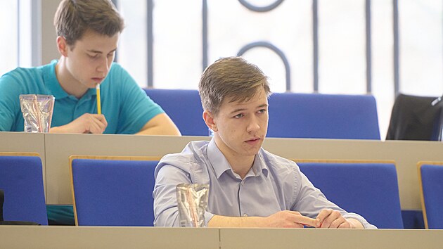 Zlínský student Lukáš Javora (v popředí) se zúčastnil 72. ústředního kola matematické olympiády, které se uskutečnilo na Fakultě aplikované informatiky UTB ve Zlíně. (březen 2023)