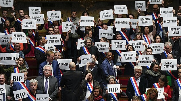 Francouz�t� opozi�n� poslanci protestuj� proti vl�dn� d�chodov� reform�, kter� by zv��ila hranici odchodu do penze pro v�t�inu Francouz� na 64 let. (20. b�ezna 2023)