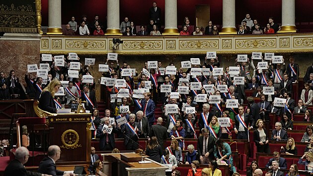 Francouz�t� opozi�n� poslanci protestuj� proti vl�dn� d�chodov� reform�, kter� by zv��ila hranici odchodu do penze pro v�t�inu Francouz� na 64 let. (20. b�ezna 2023)
