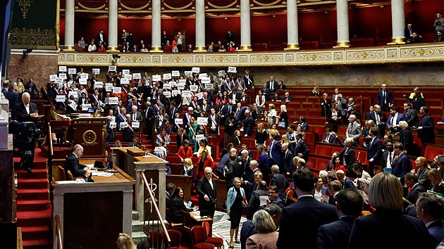 Francouzští opoziční poslanci protestují proti vládní důchodové reformě, která by zvýšila hranici odchodu do penze pro většinu Francouzů na 64 let. (20. března 2023)
