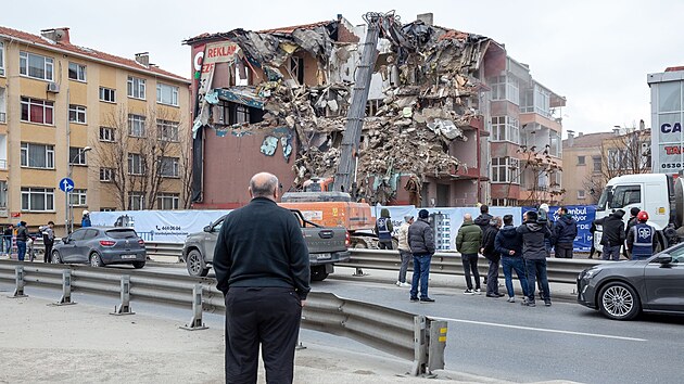 V Istanbulu kvli obavm ze zemtesen strhvaj rizikov budovy. (2. bezna 2023)