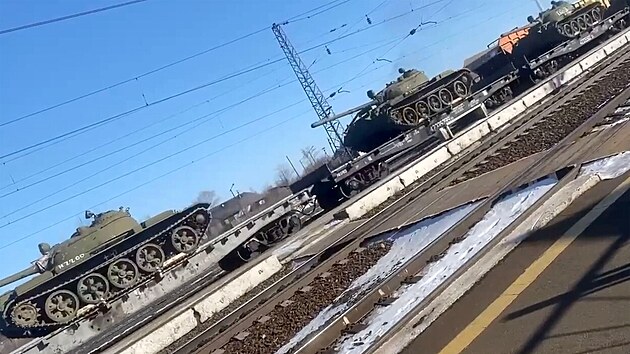 Záběry ukazují tanky sovětské výroby T-54 mířící na Ukrajinu. (22. března 2023)