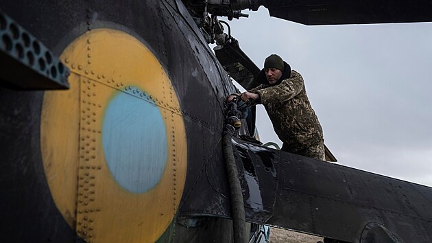 Ukrajinci to na rusk pozice s vrtulnky sovtsk vroby Mi-8 a Mi-24. (18. bezna 2023)