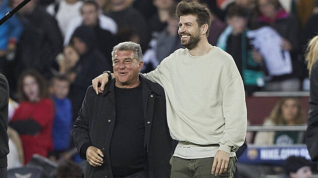 Gérard Piqué (vpravo) s šéfem Barcelony Joanem Laportou na finálovém turnaji...