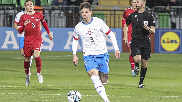 esk fotbalista Adam Hloek v akci bhem utkn evropsk kvalifikace v Moldavsku.