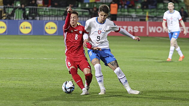 esk fotbalista Adam Hloek (vpravo) se petlauje s moldavskm zlonkem Nichitou Motpanem (vlevo) v utkn evropsk kvalifikace v Kiinv.