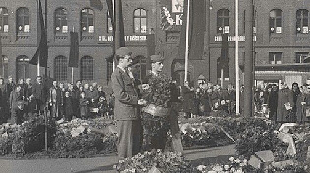 Tryzna za zemřelého Klementa Gottwalda před tehdejším Divadlem Zdeňka Nejedlého na Smetanově náměstí v Ostravě v březnu 1953