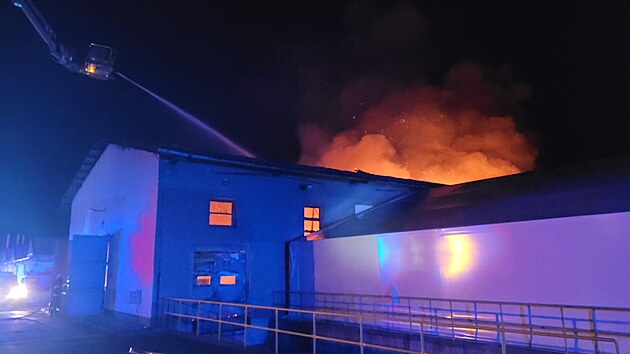 Likvidace velkého požáru skladovací haly v Raškovicích na Frýdecko-Místecku (23. března 2023)