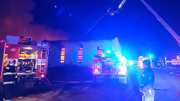 Likvidace velk�ho po��ru skladovac� haly v Ra�kovic�ch na Fr�decko-M�stecku (23. b�ezna 2023)