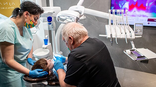 �kol�ci z Karvinska p�ijeli do stomatologick� kliniky v Ostrav�. Sv�ho zuba�e nemaj�, tak za n�m vyrazili na v�let. (24. �nora 2023)