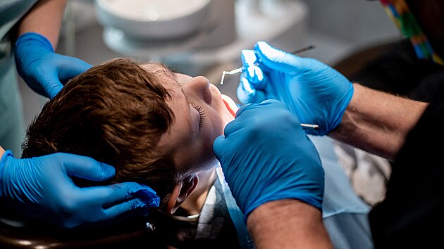 �kol�ci z Karvinska p�ijeli do stomatologick� kliniky v Ostrav�. Sv�ho zuba�e nemaj�, tak za n�m vyrazili na v�let. (24. �nora 2023)