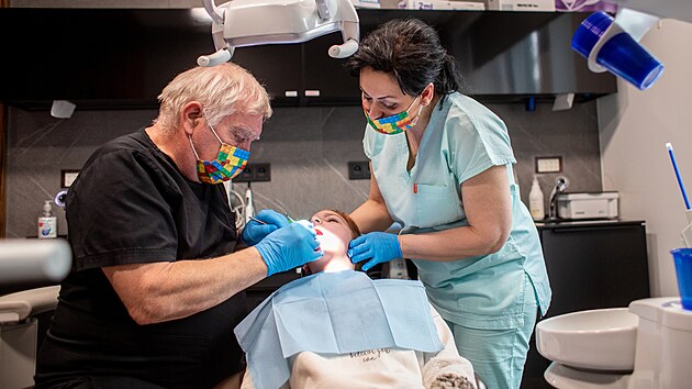 �kol�ci z Karvinska p�ijeli do stomatologick� kliniky v Ostrav�. Sv�ho zuba�e nemaj�, tak za n�m vyrazili na v�let. (24. �nora 2023)