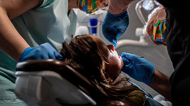 Školáci z Karvinska přijeli do stomatologické kliniky v Ostravě. Svého zubaře nemají, tak za ním vyrazili na výlet. (24. února 2023)