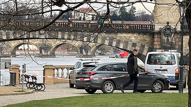 Prat policist kolem pl dvanct hodiny vyjdli k palci ofn kvli oznmen o nlezu mrtvho lovka ve Vltav. (20. bezna 2023)