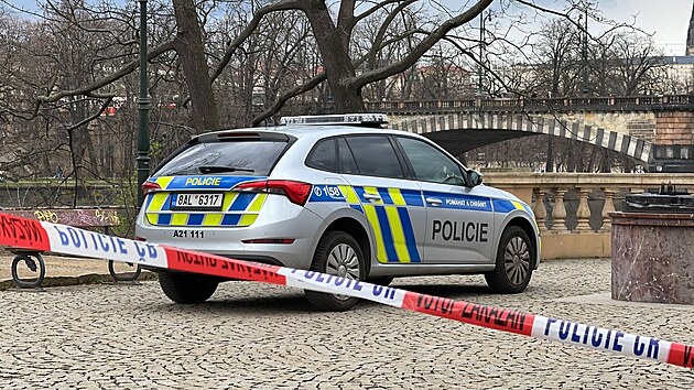 Pražští policisté kolem půl dvanácté hodiny vyjížděli k paláci Žofín kvůli oznámení o nálezu mrtvého člověka ve Vltavě. (20. března 2023)