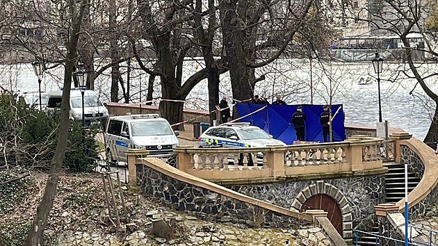 Pražští policisté kolem půl dvanácté hodiny vyjížděli k paláci Žofín kvůli oznámení o nálezu mrtvého člověka ve Vltavě. (20. března 2023)