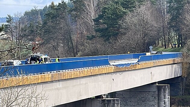 U Hřiměždic na Příbramsku sjel po nárazu do zábradlí řidič nákladního auta do Vltavy. Na místě zasahují hasiči i potápěči. Řidič, který byl zaklíněný v kabině pod hladinou, podle policie zemřel. (27. března 2023)
