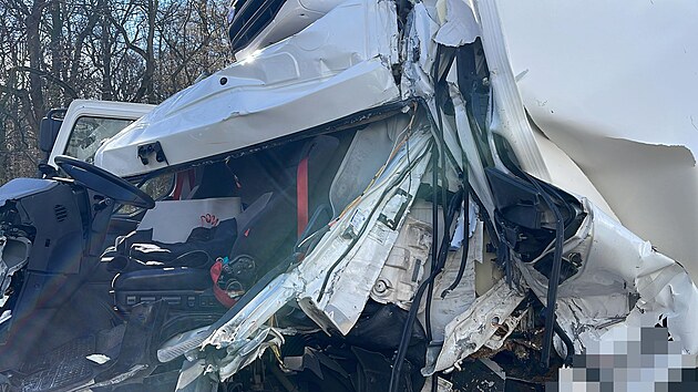 Dva n�kladn� vozy havarovaly kolem 13:30 na d�lnici D7 na trase Praha-Slan� u odbo�ky na ���ovice a St�edokluky. (27. b�ezna 2023)