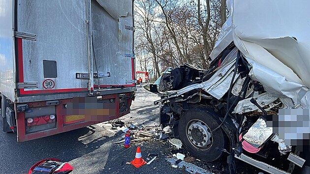 Dva nkladn vozy havarovaly kolem 13:30 na dlnici D7 na trase Praha-Slan u odboky na ovice a Stedokluky. (27. bezna 2023)