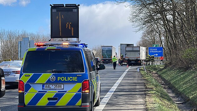 Dva nkladn vozy havarovaly kolem 13:30 na dlnici D7 na trase Praha-Slan u odboky na ovice a Stedokluky. (27. bezna 2023)