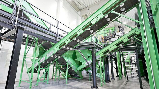 Nov� brn�nsk� odpadov� linka zvl�dne za hodinu rozt��dit a� �ty�i a p�l tuny plast�, pap�ru a kovu podle druhu i barvy.