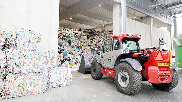 Nová brněnská odpadová linka zvládne za hodinu roztřídit až čtyři a půl tuny plastů, papíru a kovu podle druhu i barvy.