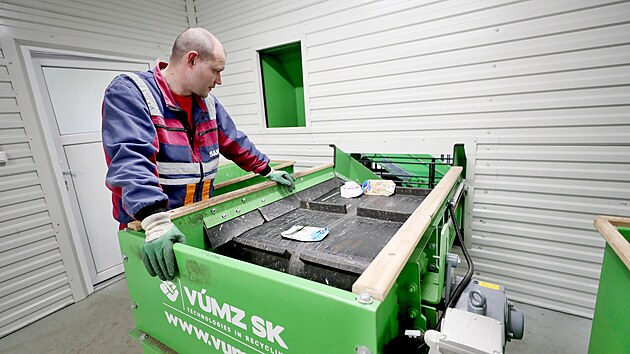 Nov� brn�nsk� odpadov� linka zvl�dne za hodinu rozt��dit a� �ty�i a p�l tuny plast�, pap�ru a kovu podle druhu i barvy.