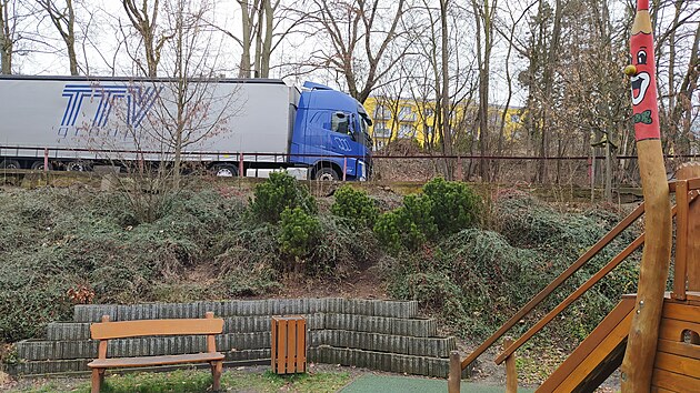 Obyvatel� Kostelce nad Orlic� upozor�uj� na �patn� stav vozovky, po kter� jezd� t�k� doprava. Maj� obavy, aby se zemina svahu neutrhla a nezasypala auta i h�i�t�.