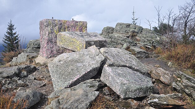 Povalen a znien kamenn k u rozhledny tpnka nad Koenovem (25. bezna 2023)