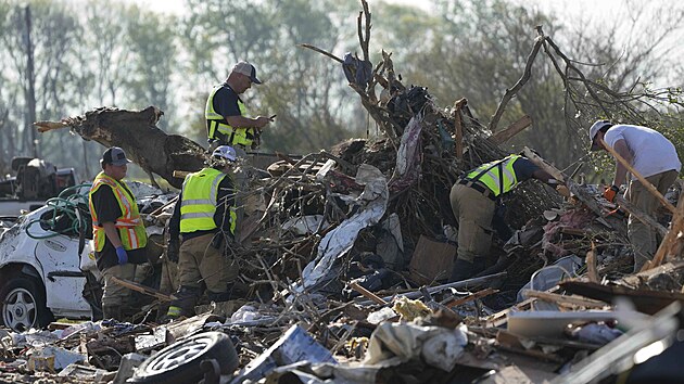 Záchranné složky prohledávají trosky domů, které zničilo tornádo. (25. března 2023)