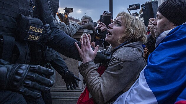 Stovky demonstrant se v sobotu po oficilnm ukonen akce na Vclavskm nmst pesunuly jen o nkolik metr dl ped Nrodn muzeum, na mst byli tkoodnci. (11. bezna 2023)