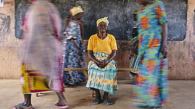 VÍTĚZ REGIONU AFRIKA: © Lee-Ann Olwage, Bob & Diane Fund, pro Der Spiegel; Sugri Zenabuová, vůdkyně ženské komunity Gambaga v Ghaně trpí zmateností a ztrátou paměti spojených s demencí, která se stále více stává zdravotním a sociokulturním problémem v Ghaně i v celé Africe. Nedostatek veřejného povědomí o tomto tématu způsobuje, že jsou ženy vykazující příznaky choroby někdy vnímány jako čarodějnice. V Ghaně mohou být posláni pryč, aby žily v takzvaných „čarodějnických táborech“.