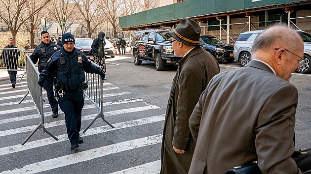 Policist vykldaj barikdy ped manhattanskm trestnm soudem, zatmco manhattansk okresn prokurtor Alvin Bragg pokrauje ve vyetovn bvalho americkho prezidenta Donalda Trumpa, New York, USA. (20. bezna 2023)