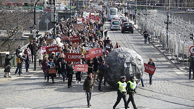 Hodina pravdy: protest proti nedstojnm podmnkm humanitnch a spoleenskovdnch obor. Protestn pochod z nmst Jana Palacha k soe Tome Masaryka, Praha. (28. bezna 2023)