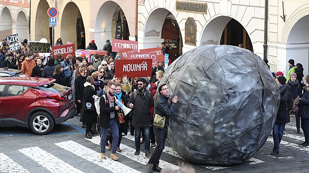 Hodina pravdy: protest proti nedstojnm podmnkm humanitnch a spoleenskovdnch obor. Protestn pochod z nmst Jana Palacha k soe Tome Masaryka, Praha. (28. bezna 2023)