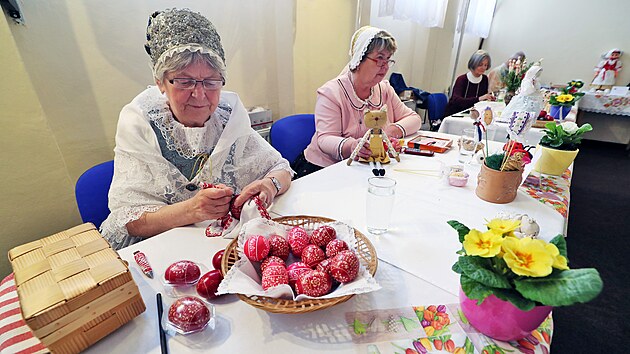 Velikonoční výstava Kraslice v Kraslicích se koná do neděle 26. března v malém sále místního domu kultury. Představuje tradiční jarní řemesla a techniky, které zde předvádějí členové Asociace malířů a malířek kraslic ČR.
