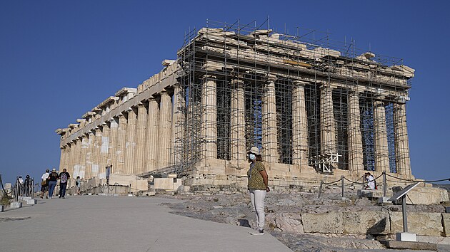 Nov betonov cesta vedouc na atnskou Akropoli podle kritik naruila klasickou harmonii msta. ady stavbu hj tm, e chodnk zpstupn pamtku zapsanou na seznam svtovho ddictv UNESCO vozkm. (8. ervna 2021)