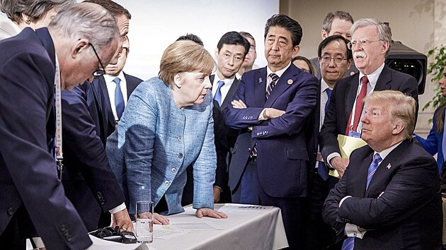 Fotografie ze summitu G7 vyvolala na sociálních sítích poprask.