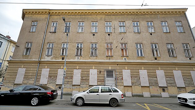 Ve vybydlenm dom na adresa Mosteck 16 v brnnskch Husovicch chce msto vybudovat drustevn byty.