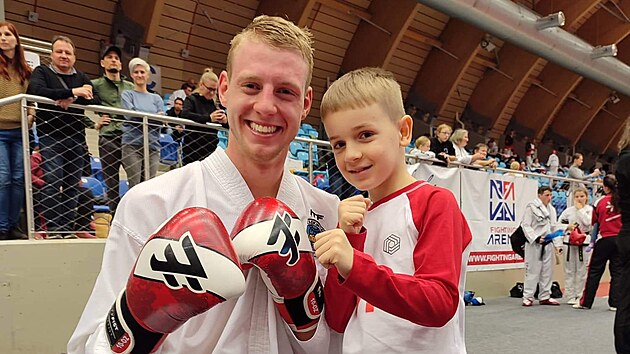 Stepan Knyšov se svým malým svěřencem.
