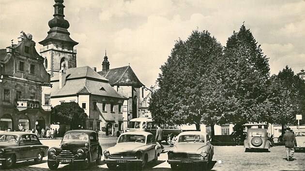 Historick pohlednice vydan v lednu roku 1961 ukazuje, e centrum Pelhimova bylo kdysi nejen pln zelen, ale tak automobil. Nmst dominuje tveice lip u kany, kter tam byly vysazeny koncem dvactch let.