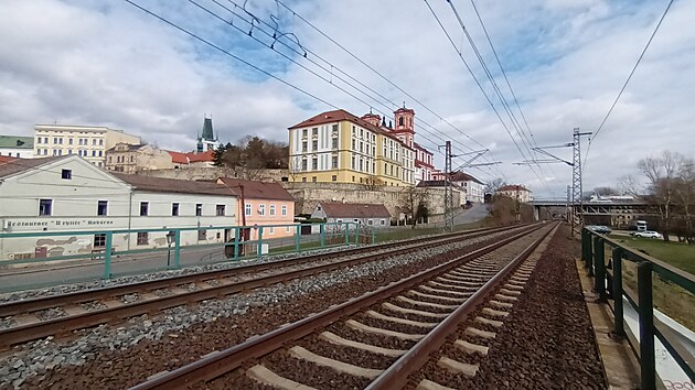 Protihlukov clona podl trati v centru Litomic bude i s ohledem na poadavky pamtk ni, aby co nejmn ovlivovala pohledy na domy v pamtkov rezervaci. Nad rove koleje bude vystupovat do vky piblin jednoho metru.