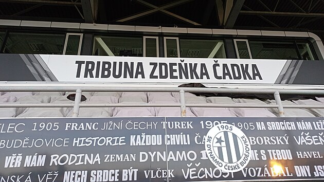 Hlavní tribuna budějovického stadionu nese název tribuna Zdeňka Čadka.