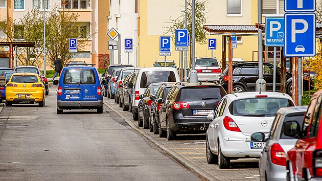 Na s�dli�ti M�j v Bud�jovic�ch nejsou voln� m�sta k parkov�n�.