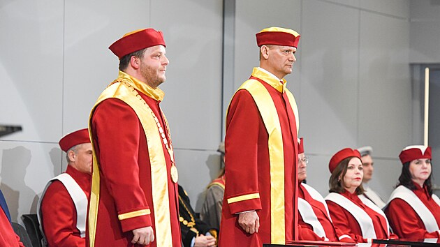 B�val� rektor Vladim�r Sedla��k a nov� rektor Milan Ad�mek (vpravo) b�hem slavnostn� inaugurace (b�ezen 2023)