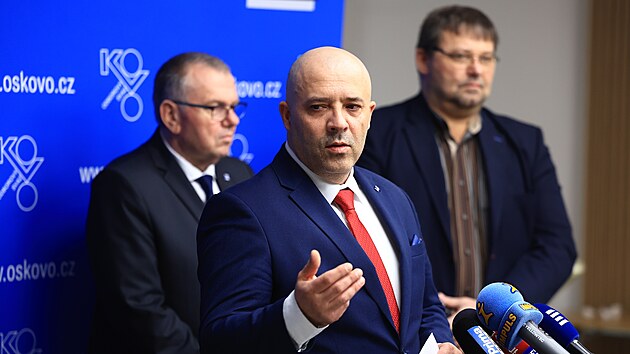 Tisková konference odborového svazu KOVO v čele s předákem Romanem Ďurčem (22. března 2023)