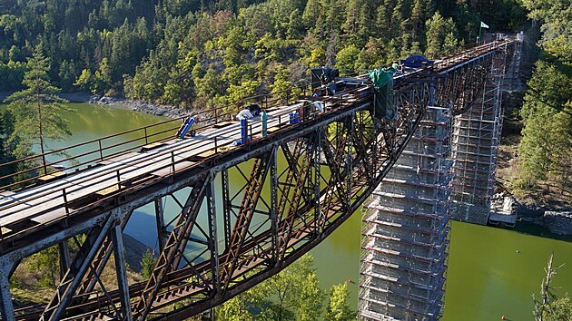Stavba mostu začala v roce 1899 a byla dokončena v roce 1901, výška byla přibližně 47 metrů. V roce 1963 bylo údolí zatopeno přehradou Hracholusky a výška mostu tak klesla na 37 metrů.