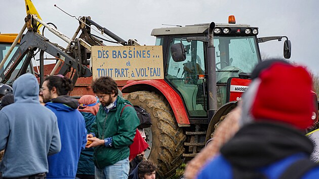 Ekologičtí aktivisté demonstrují proti vodním "megazásobníkům" v Deux-Sevres. Došlo na násilné střety s policií. (25. března 2023)